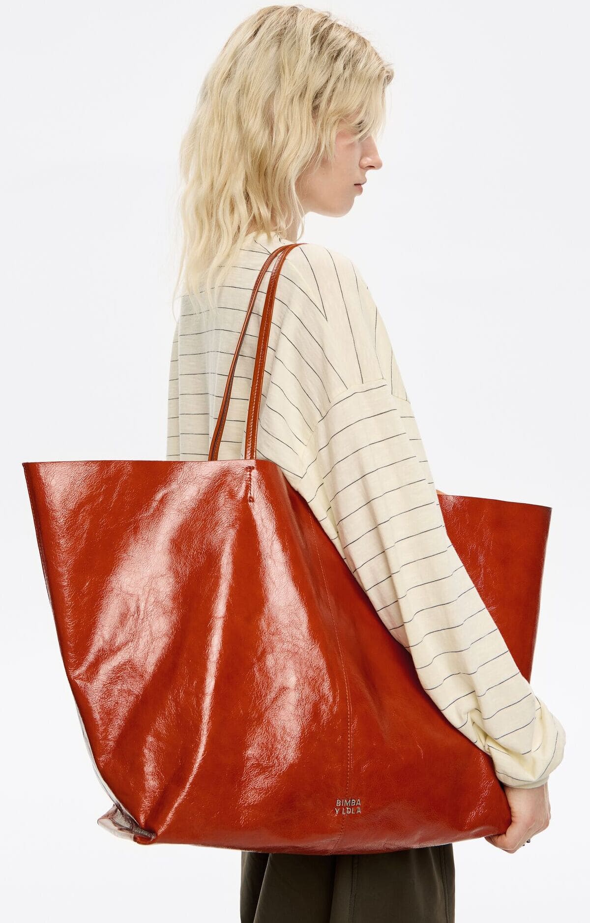 El nuevo bolso shopper maxi de piel en color naranja quemado de Bimba y Lola
