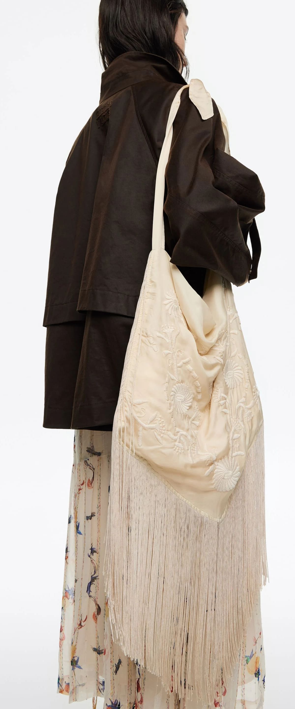 El nuevo bolso de hombro bordado con flecos en color piedra de Bimba y Lola