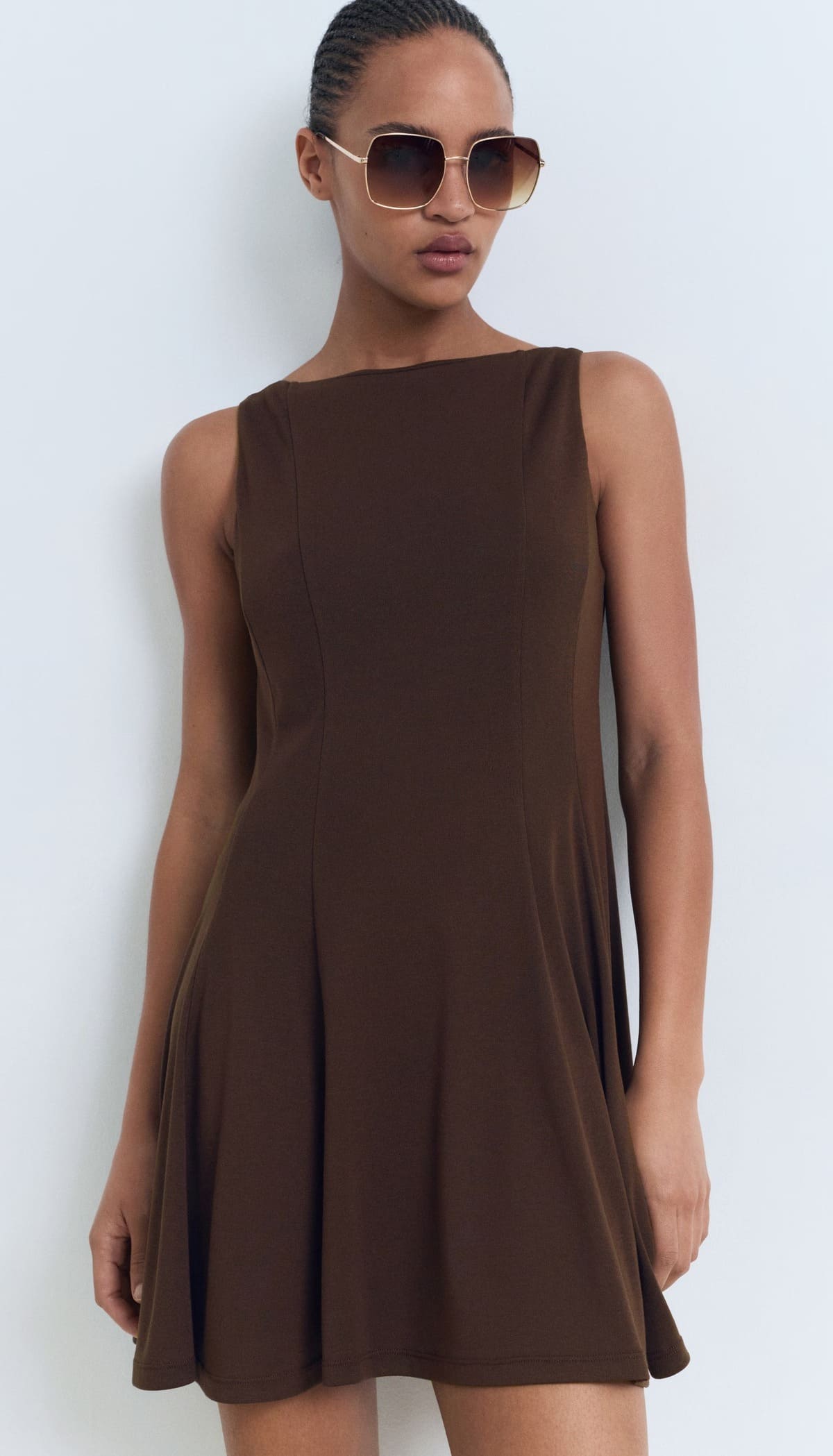 El vestido corto evasé en color marrón chocolate de Mango