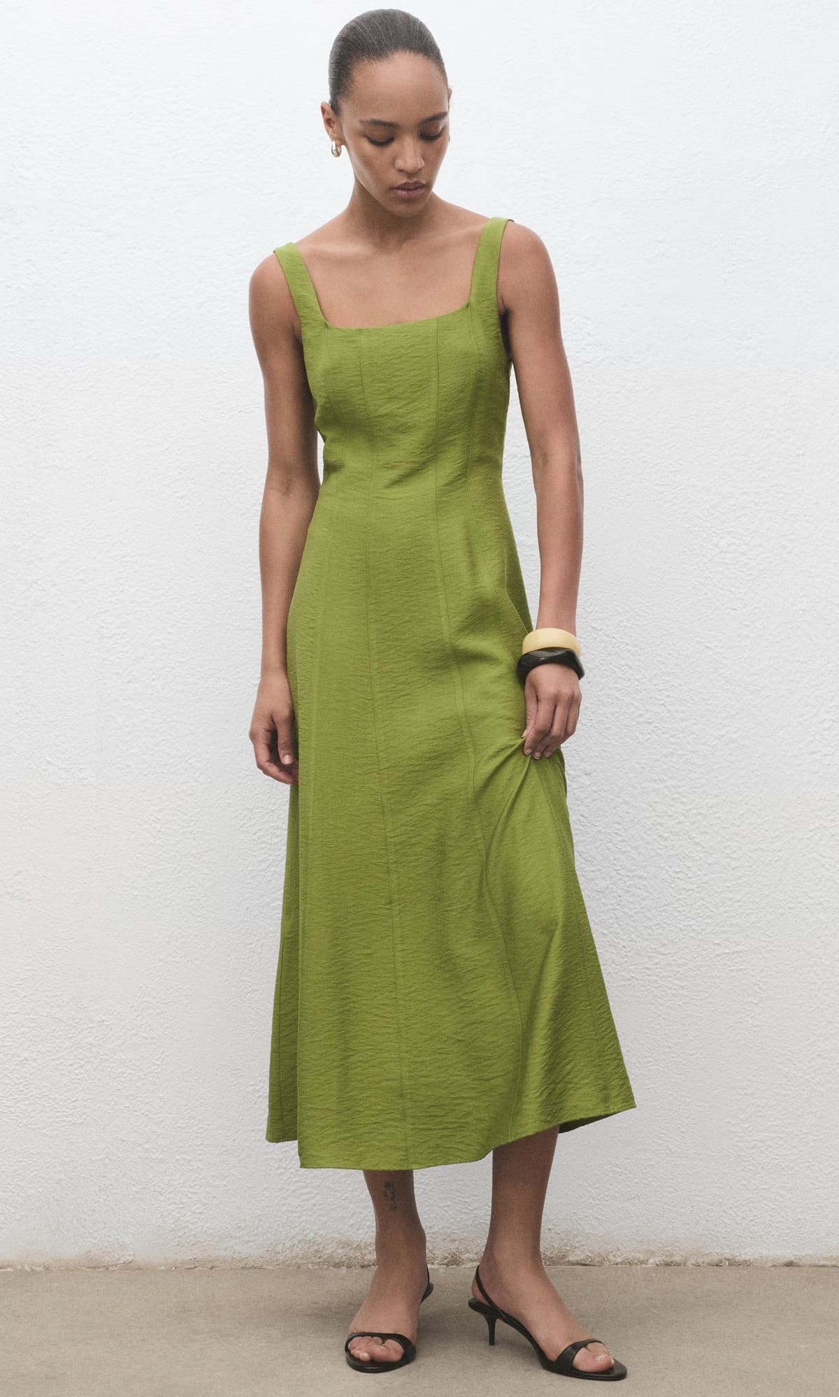 El nuevo vestido midi con costuras en color verde de Mango