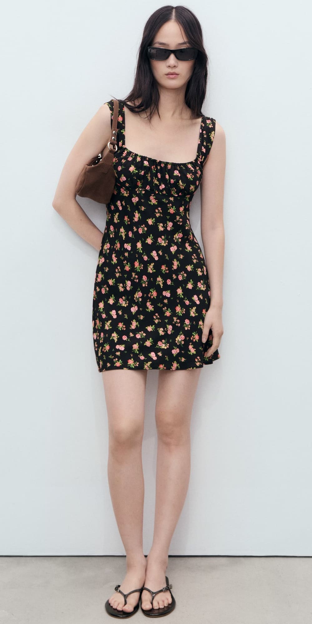 El vestido corto con escote fruncido y estampado floral de Mango