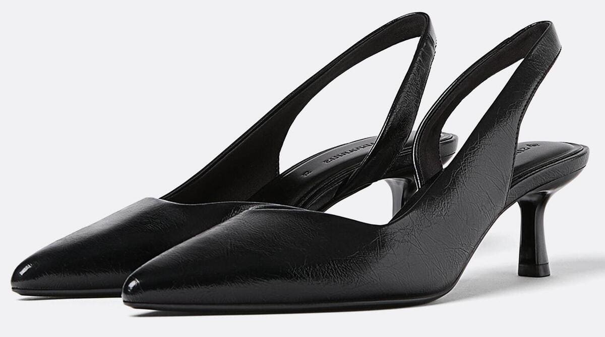 Los zapatos de tacón básicos en color negro de Stradivarius