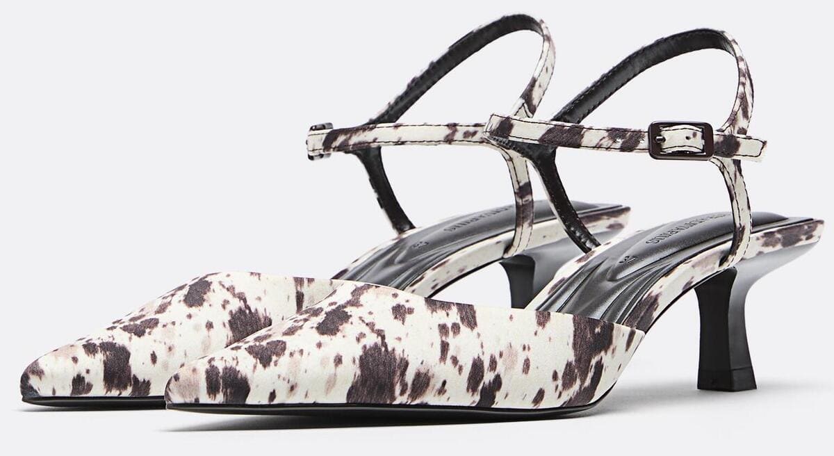 Los zapatos de tacón con estampado de Stradivarius