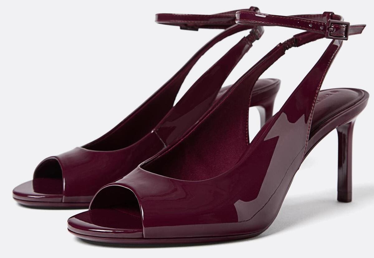 Los zapatos de tacón con punta abierta en color burgundy de Stradivarius