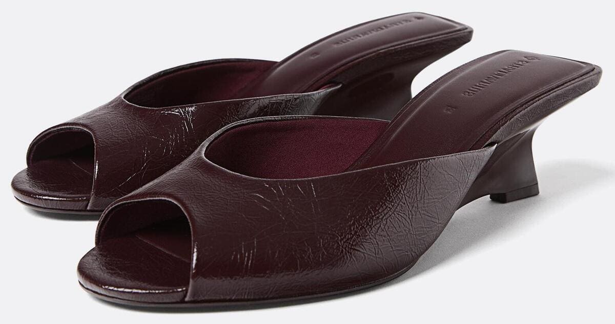 Los zapatos con cuña y tacón asimétrico en color burgundy de Stradivarius