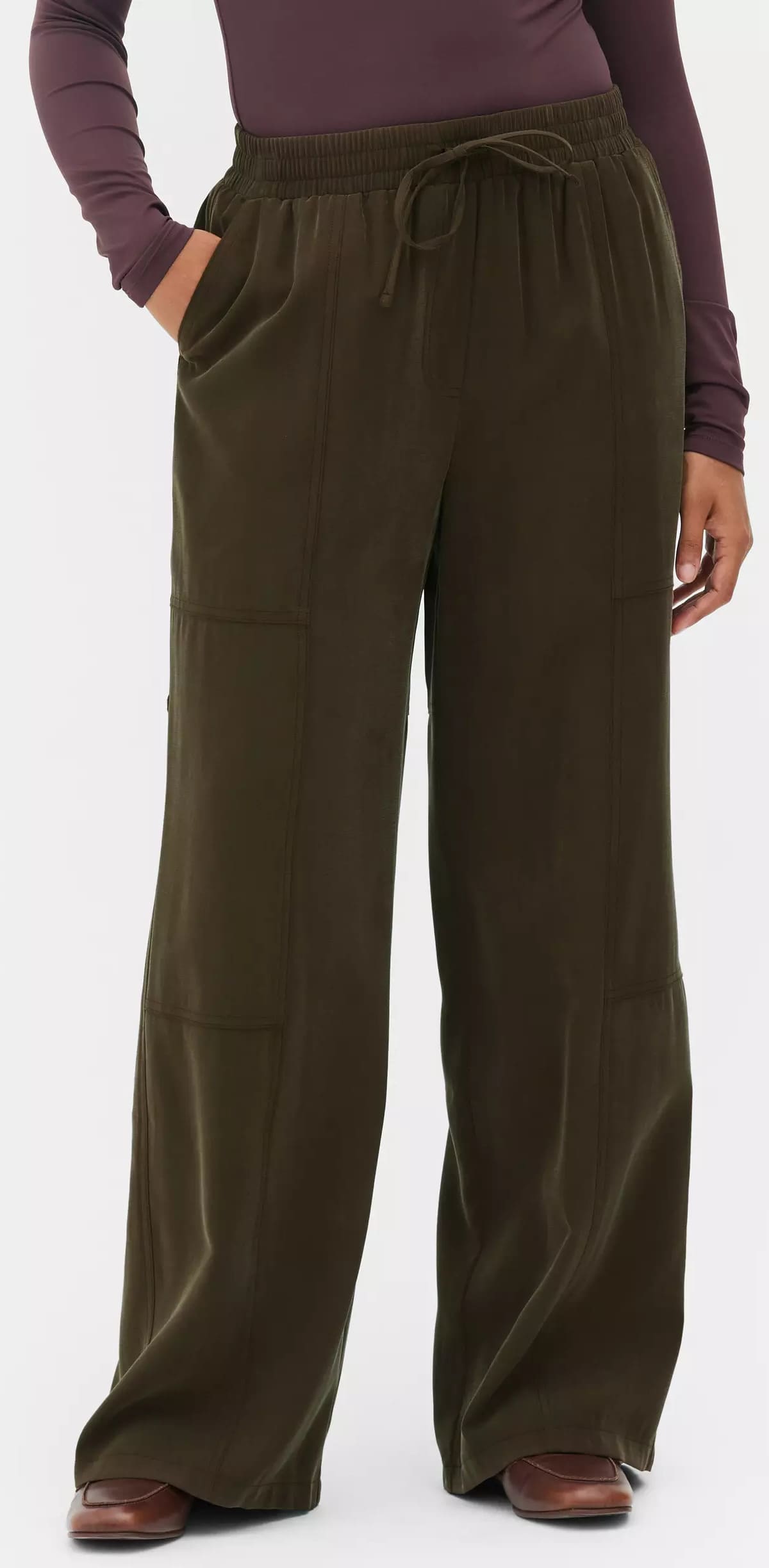 Los pantalones joggers holgados de pernera recta en color marrón de Primark