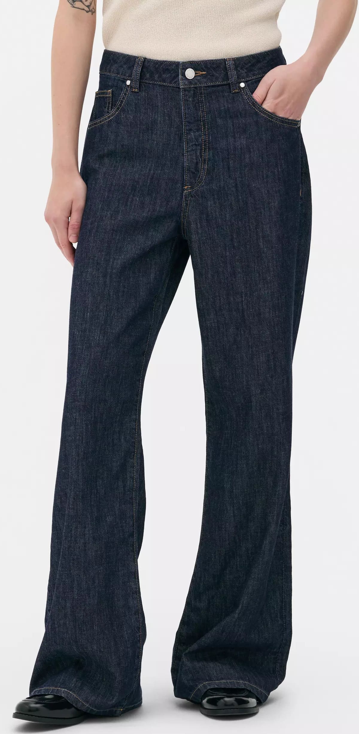 Los pantalones vaqueros acampanados de talle alto de The Edit de Primark