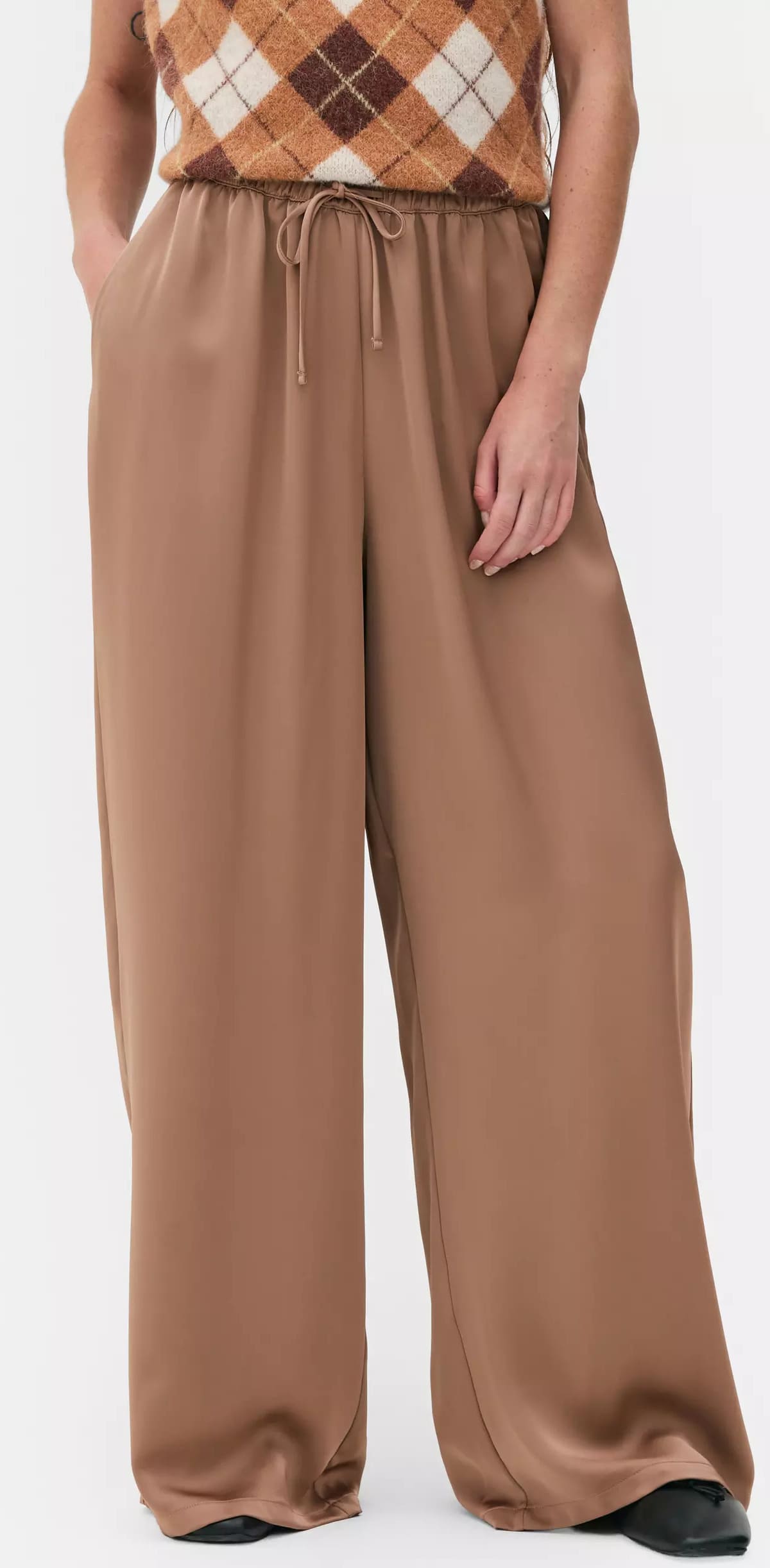 Los pantalones de satén de pernera ancha de The Edit en color marrón topo de Primark