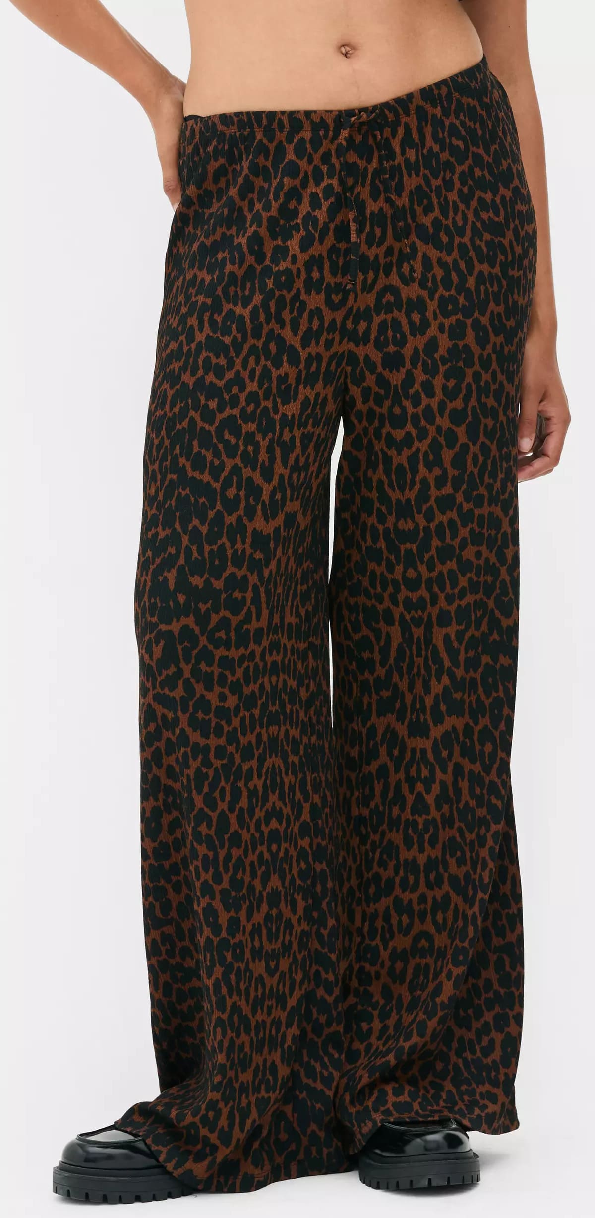 Los pantalones de pernera ancha con efecto arrugado de Primark