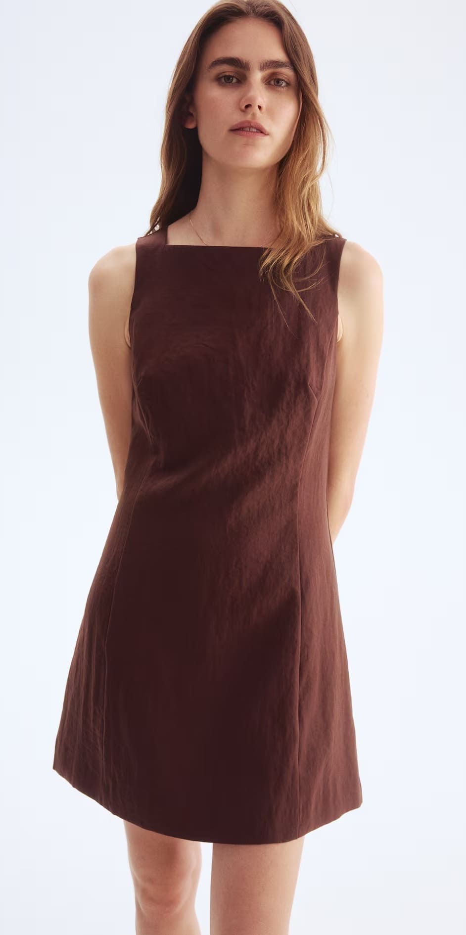 El vestido de sarga con escote cuadrado en color marrón oscuro de H&M