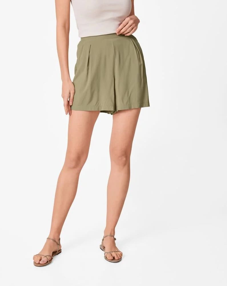 Pantalón corto con fibras de origen natural