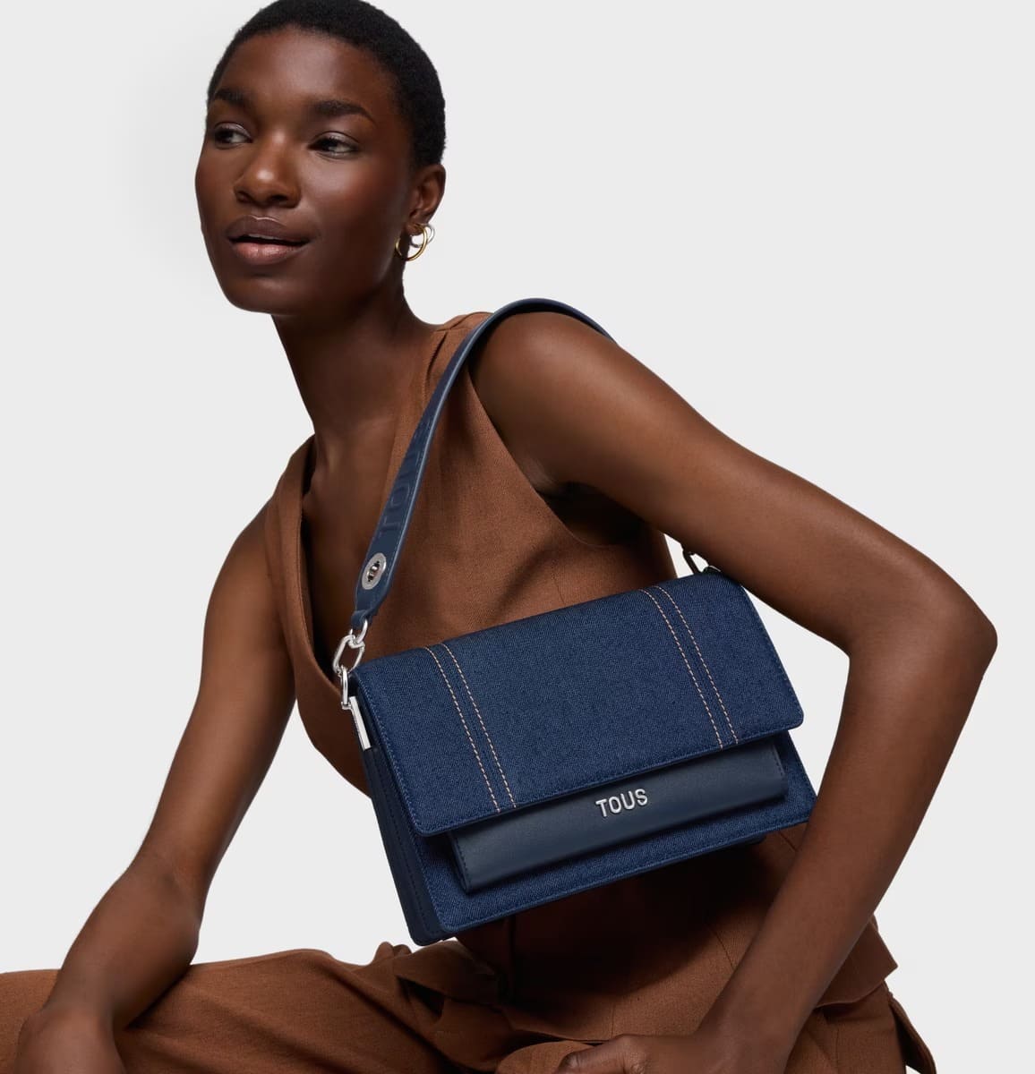 El nuevo bolso bandolera mediano azul Audree Denim de Tous
