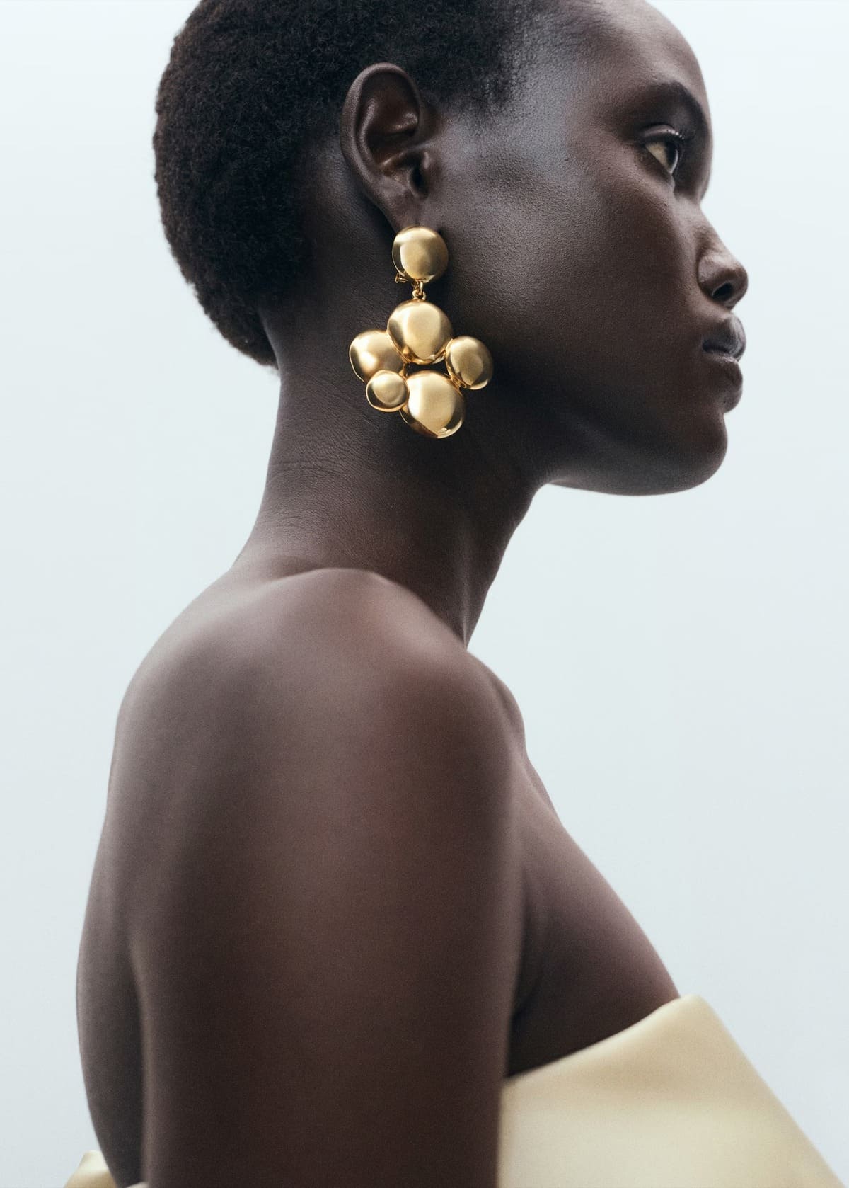 Los pendientes colgantes redondos en color oro de Mango