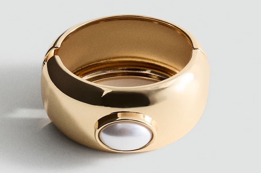 La maxi pulsera perla en color oro de Mango