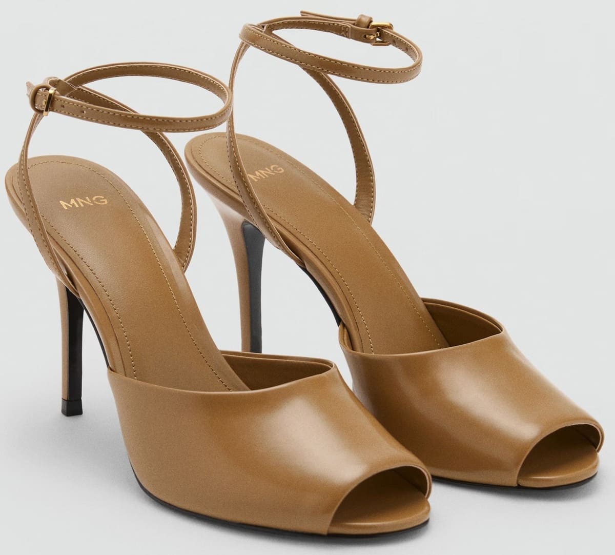 Las nuevas sandalias con tacón y pulsera en color caqui de Mango