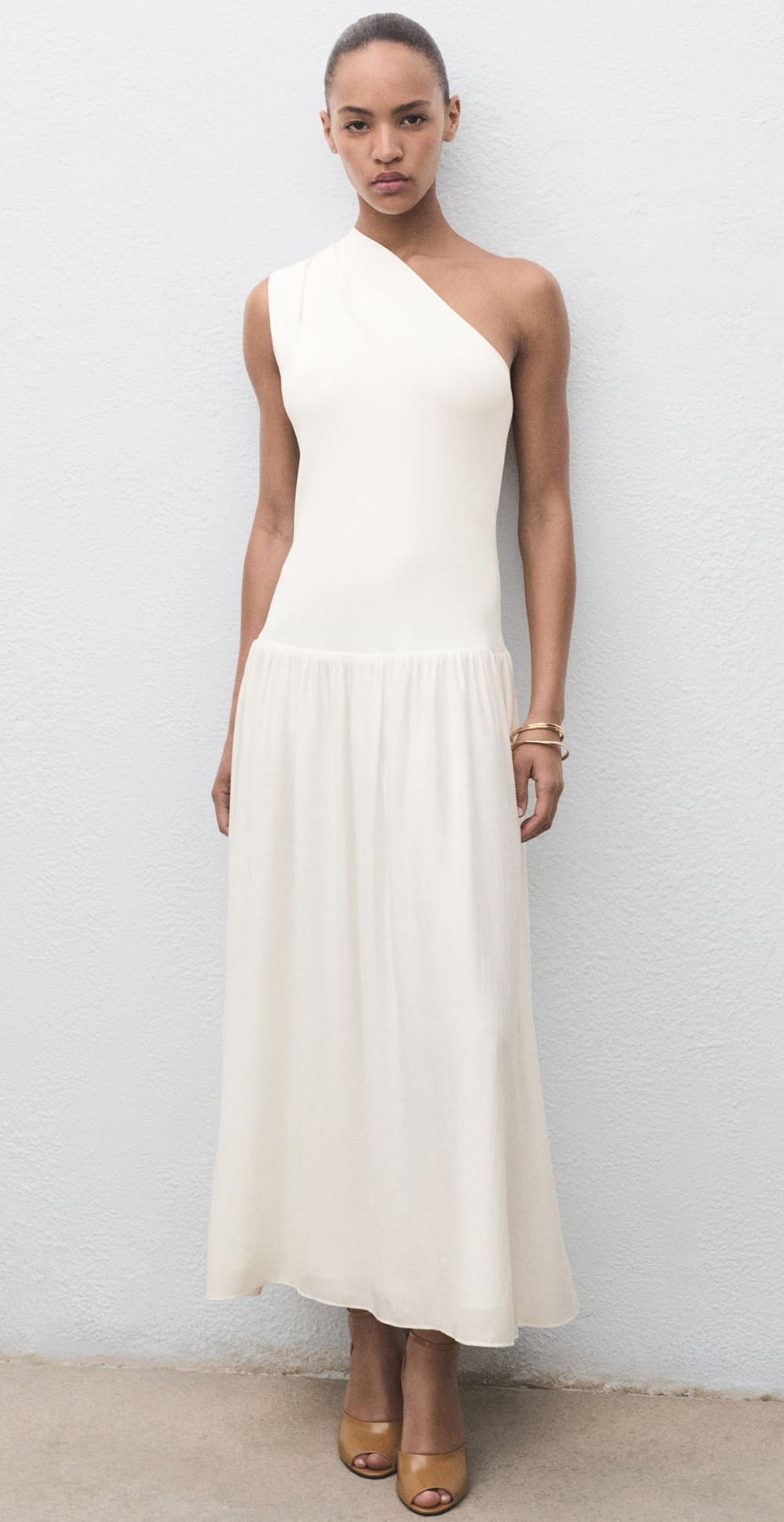 El vestido tejido combinado asimétrico en color crudo de Mango