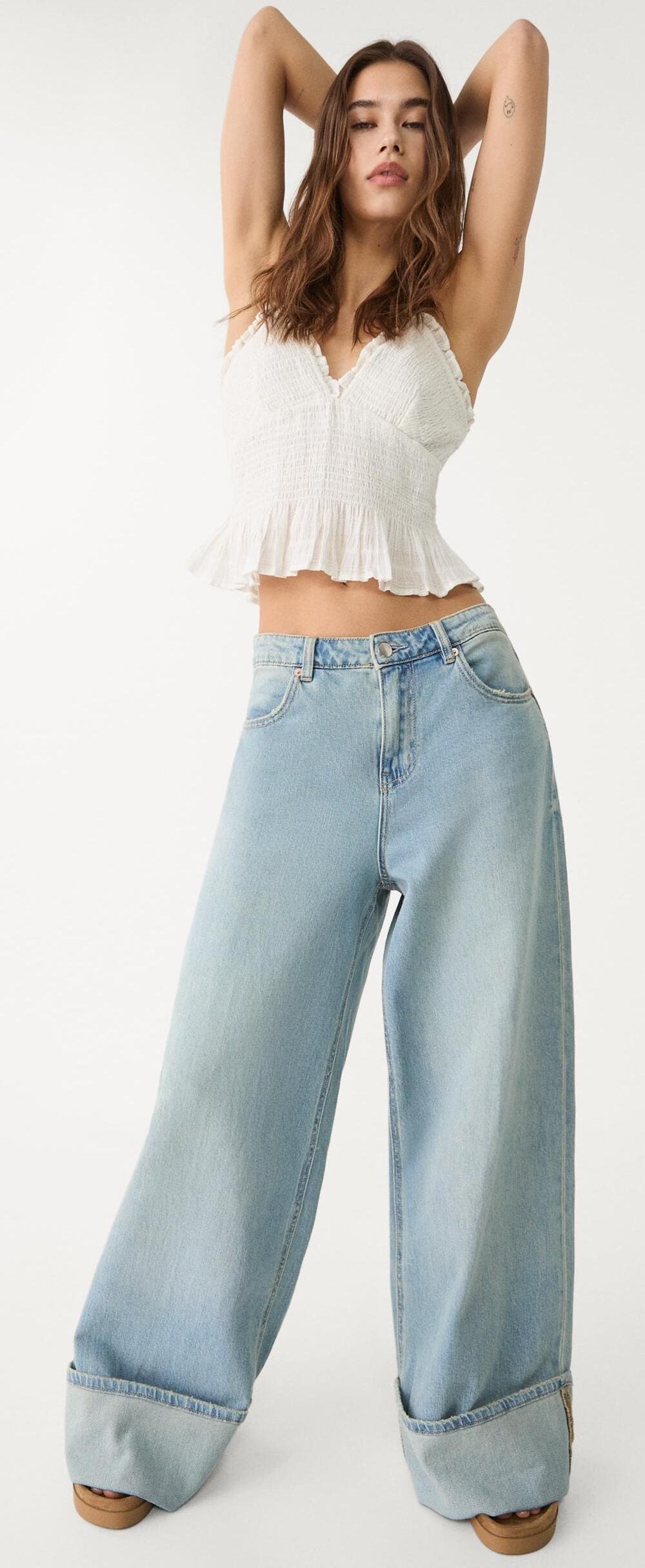 Los pantalones tipo jeans wide leg con vuelta de Stradivarius