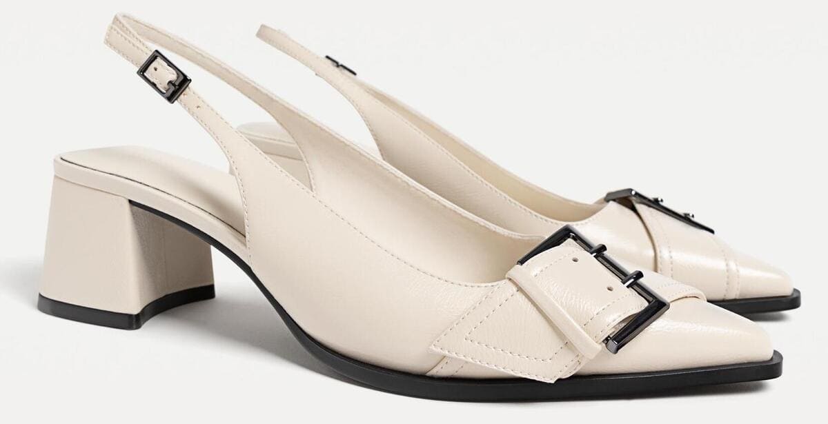 Los zapatos bailarinas con tacón y hebilla en color blanco de Stradivarius