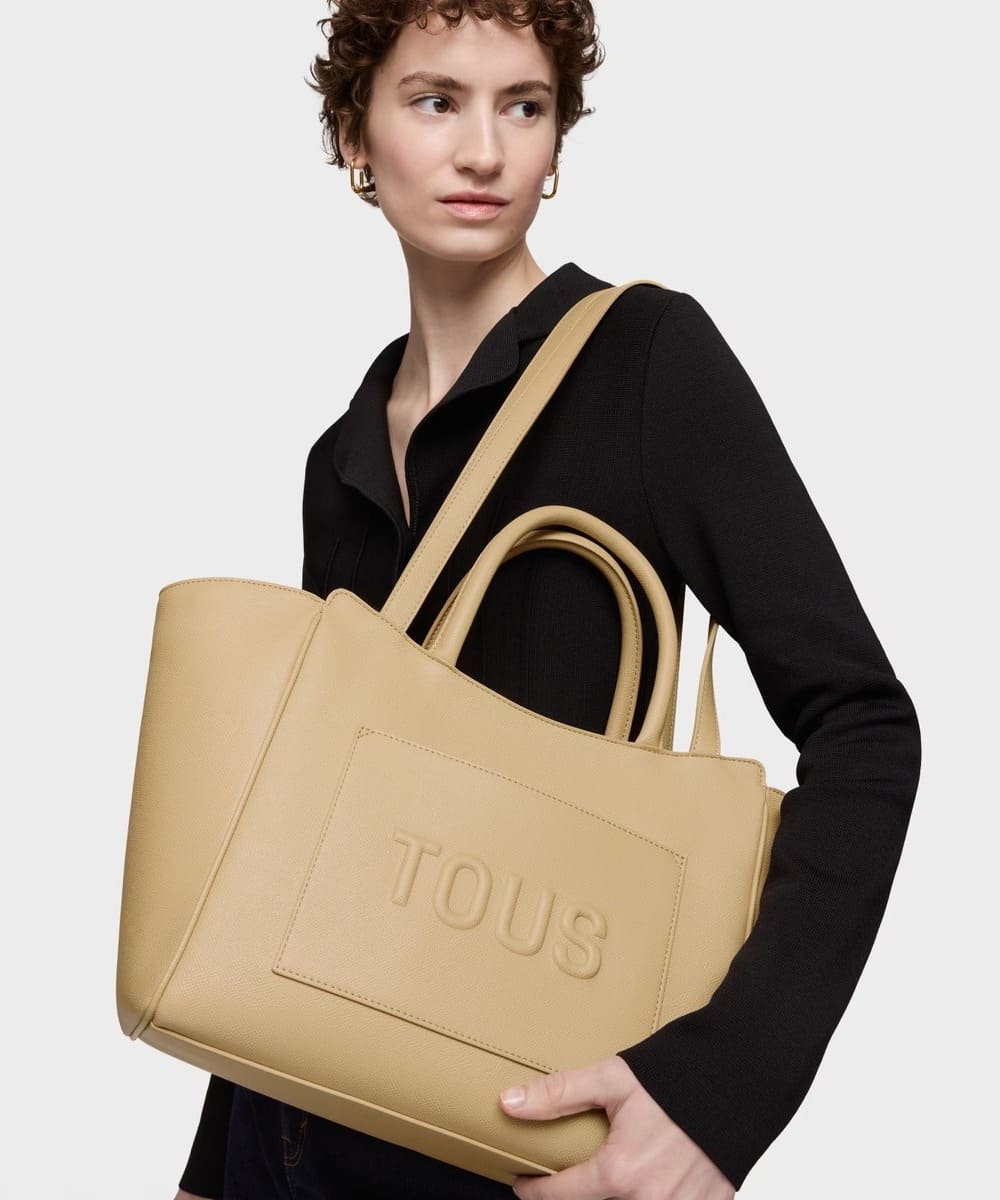 El nuevo bolso city mediano en color arena Tous Brenda