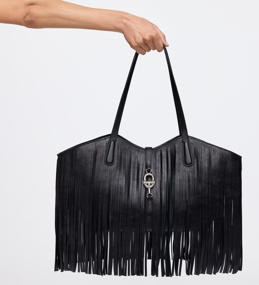 El nuevo bolso capazo mediano con flecos de piel en color negro Tous Manifesto