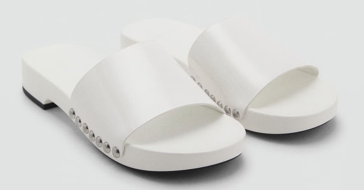 Las sandalias de piel con tachuelas en color blanco de Mango