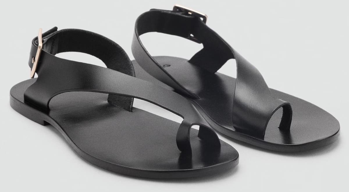 Las sandalias de piel con tira cruzada en color negro de Mango