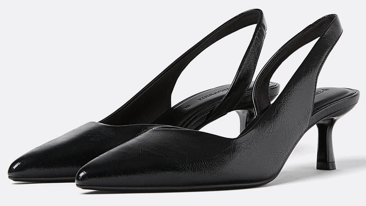 Los zapatos de tacón básicos en color negro de Stradivarius