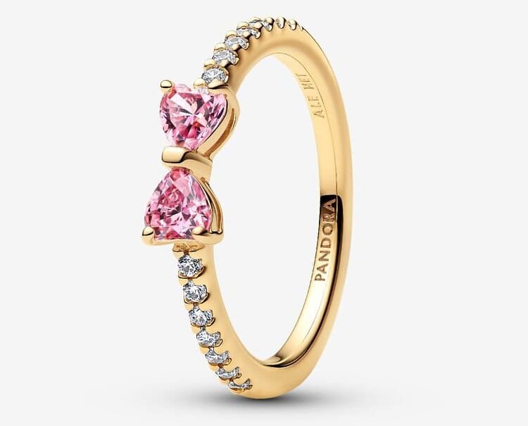 El nuevo anillo Lazo Rosa Brillante en oro de Pandora