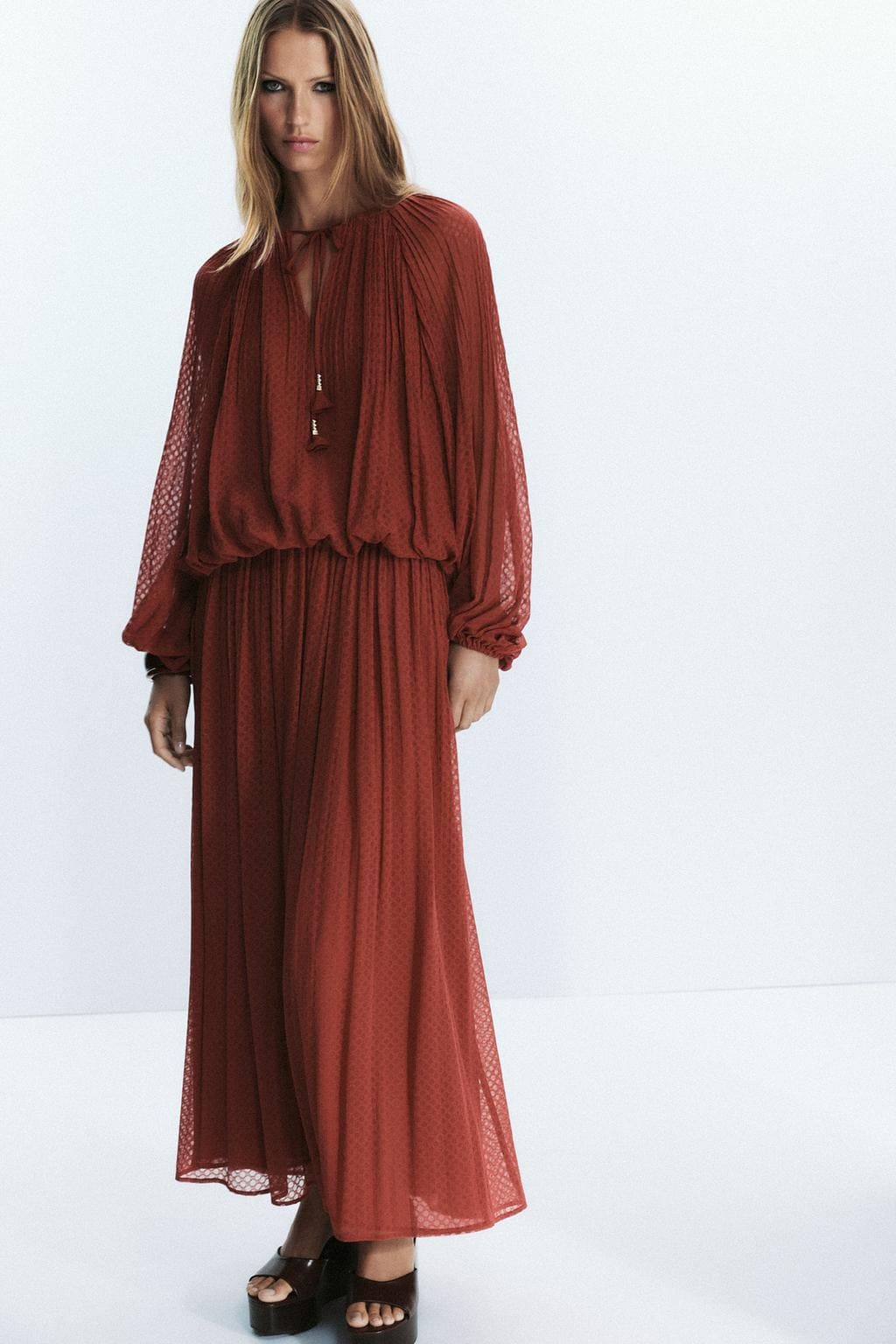 Conjunto blusa y falda plisada, Zara