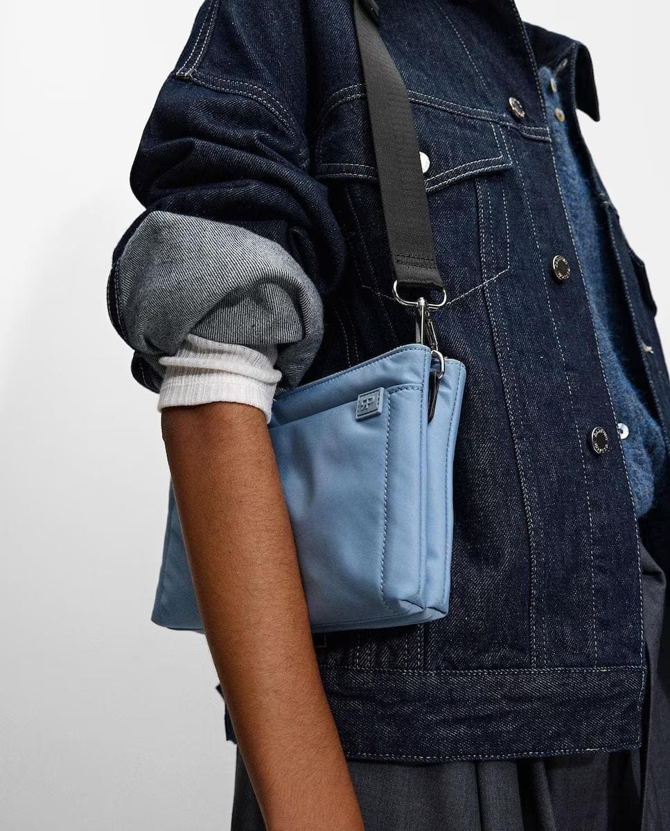 Bandolera con varios compartimentos y cierre de cremallera en liso