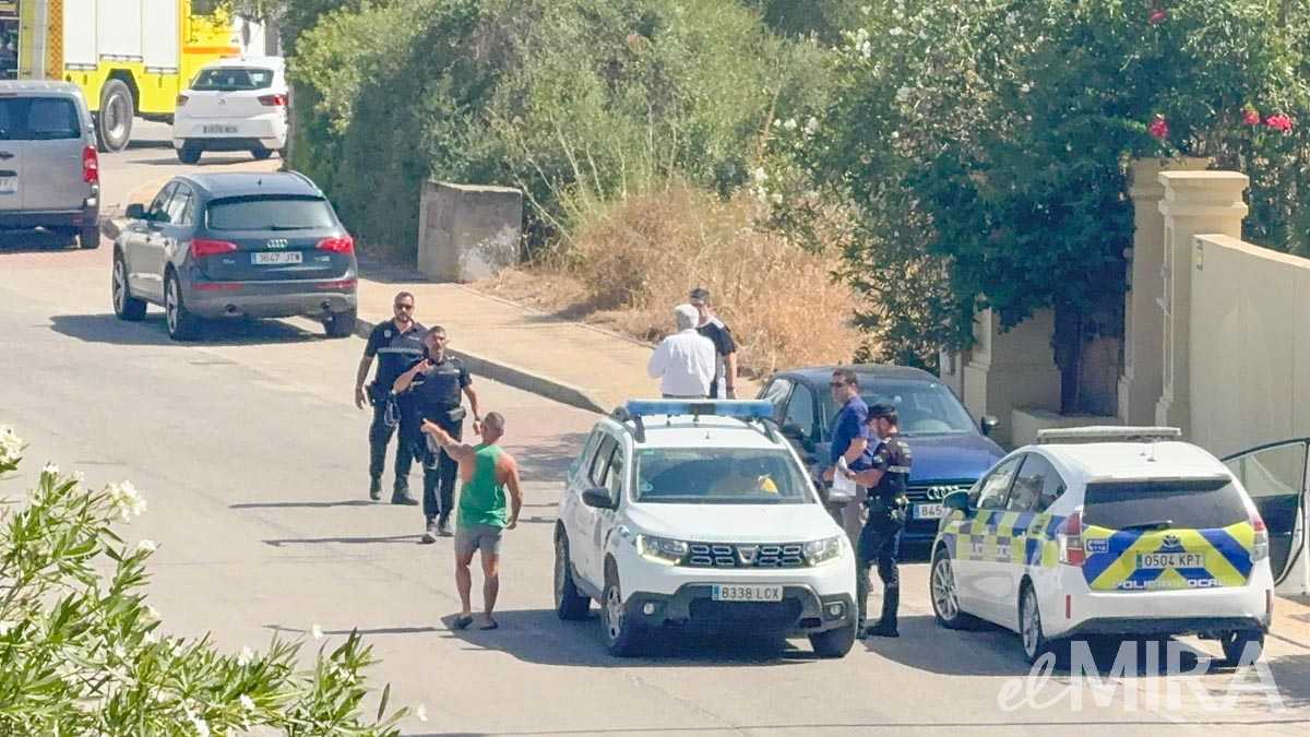 Desalojos y un bombero evacuado por el incendio de Montecastillo en Jerez | Cristo García
