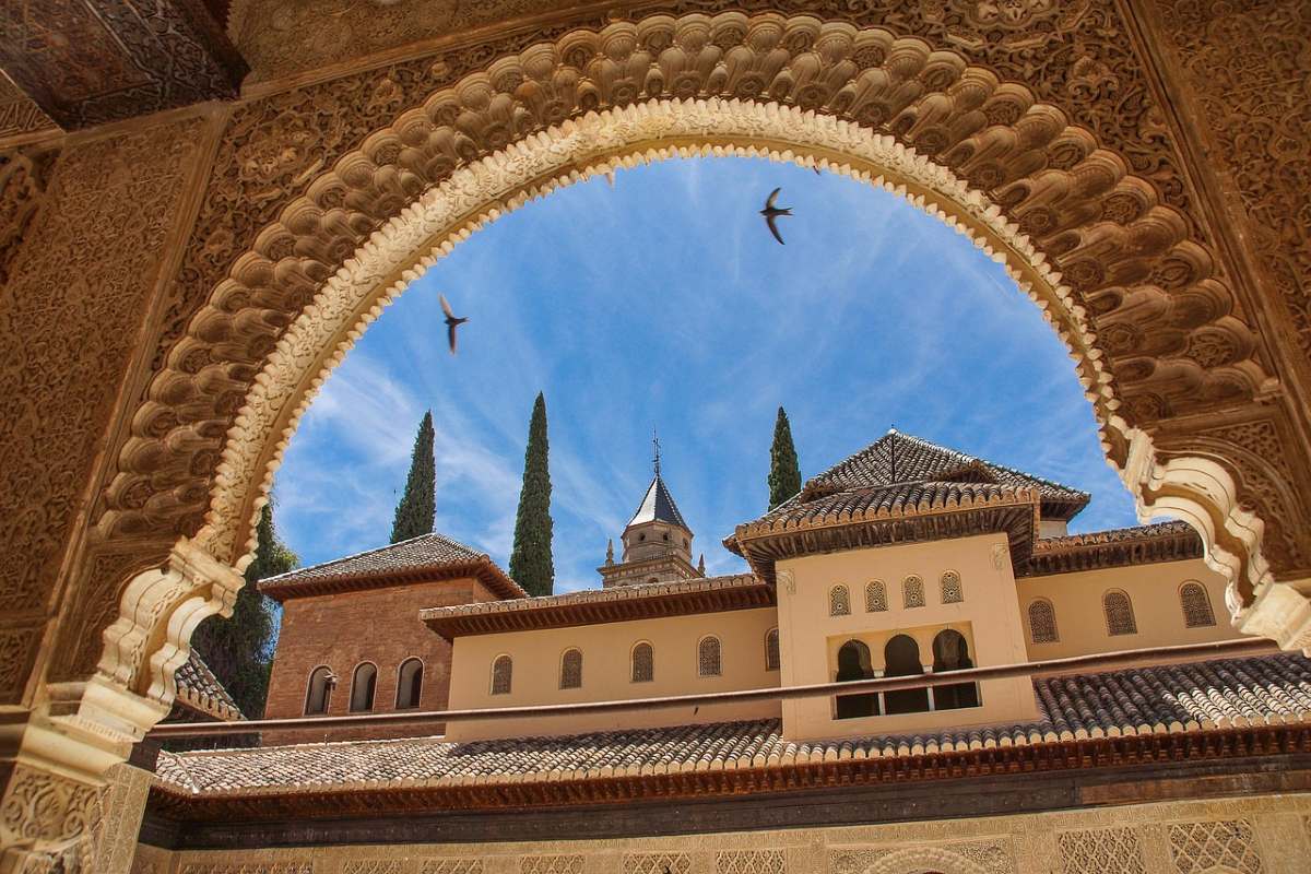 Vistas desde arco en el interior de la Alhambra