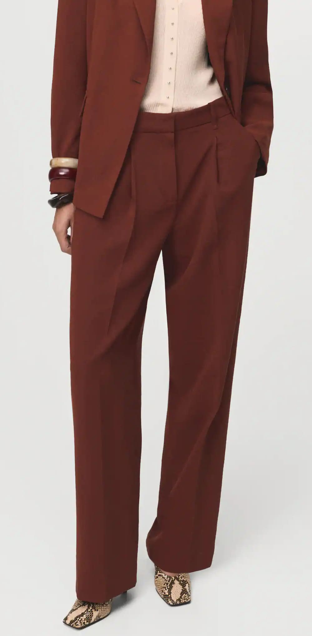 Los nuevos pantalones rectos modales en naranja tostado de Mango