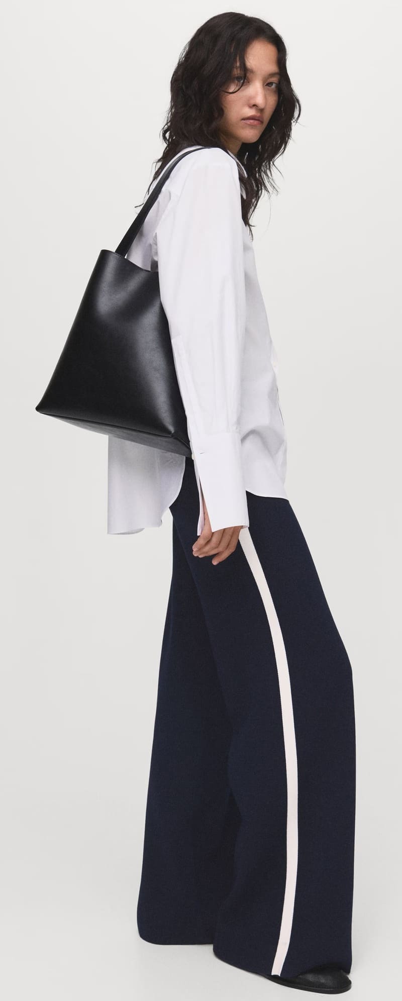 Los nuevos pantalones rectos de punto fino en color azul marino oscuro de Mango