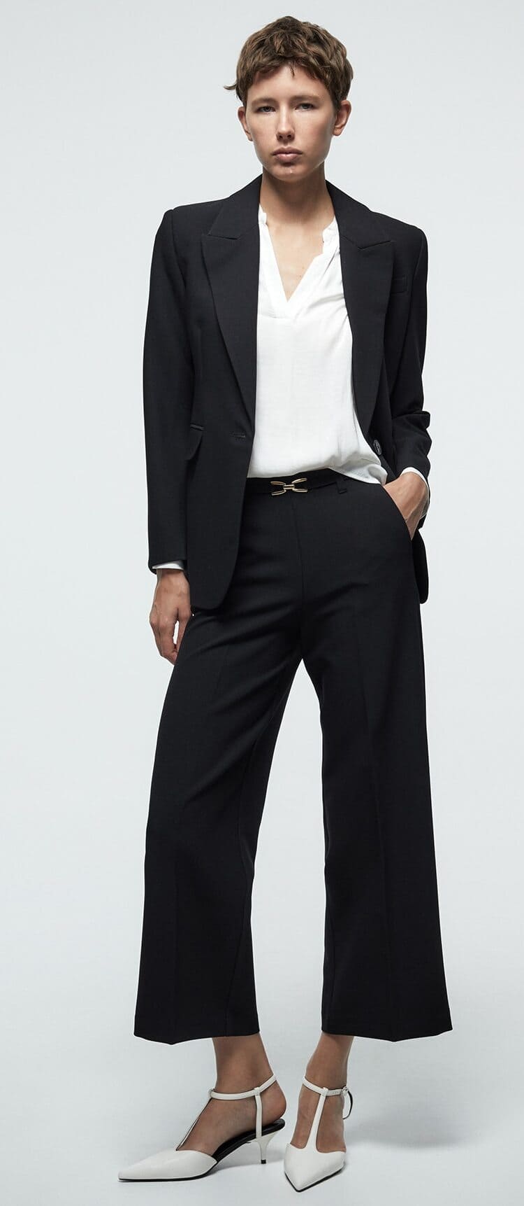 Los pantalones lisos con hebilla en color negro de Sfera