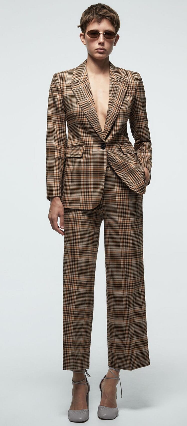 Los pantalones con hebilla y estampado a cuadros de Sfera