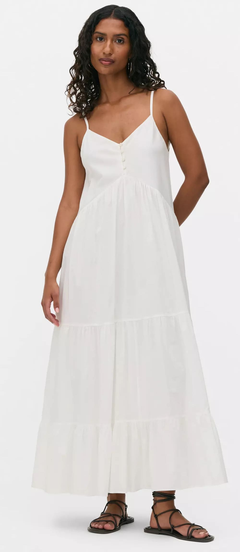 El vestido midi de tirantes con botones delanteros en color blanco de Primark