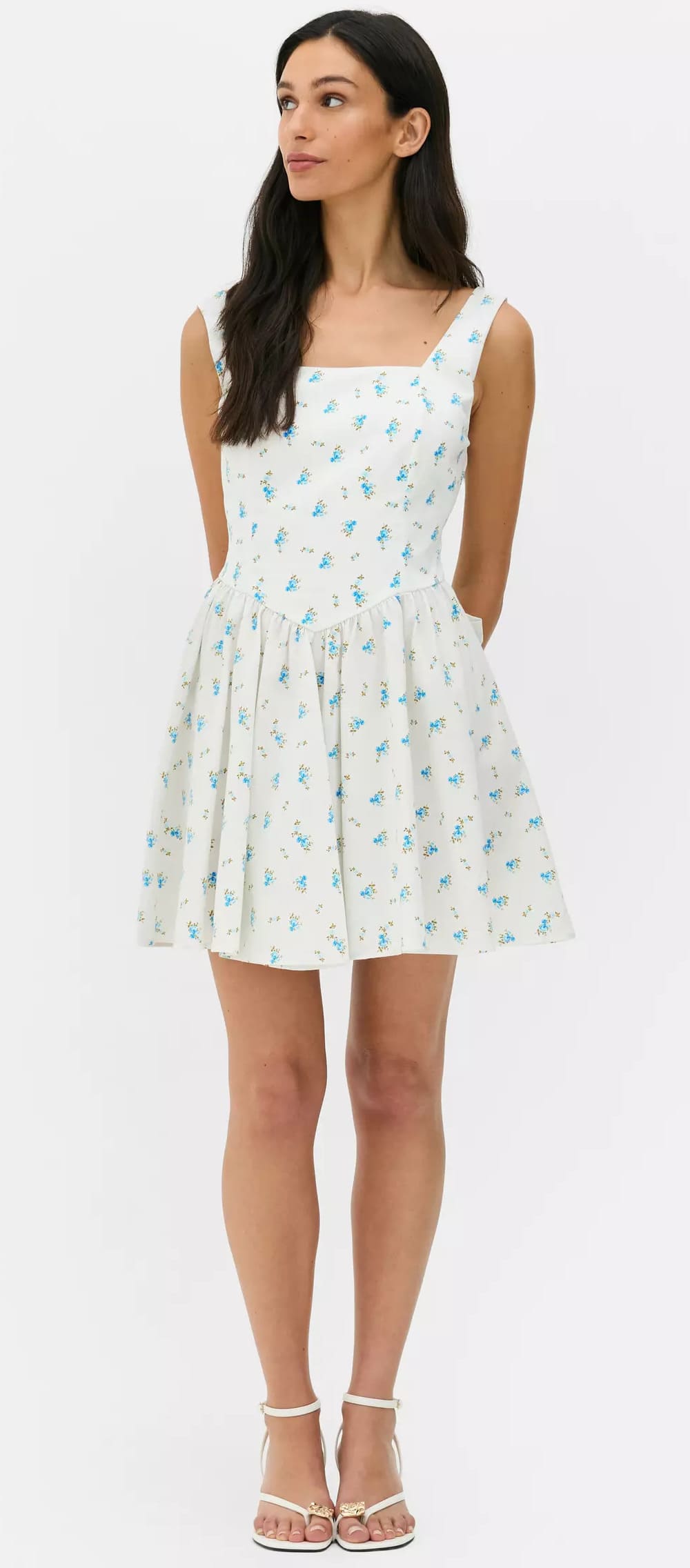 El minivestido con corsé y lazos en color blanco de Primark