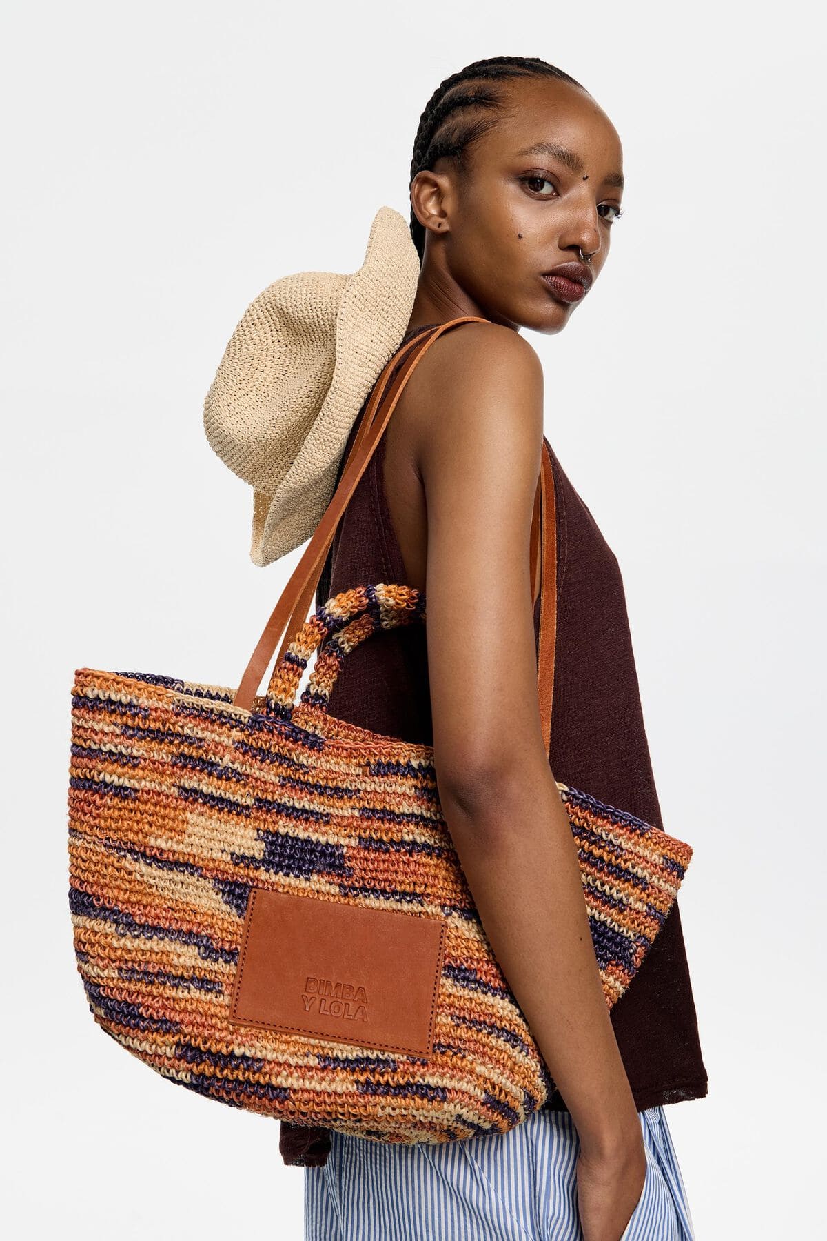 El bolso capazo grande en color púrpura de Bimba y Lola