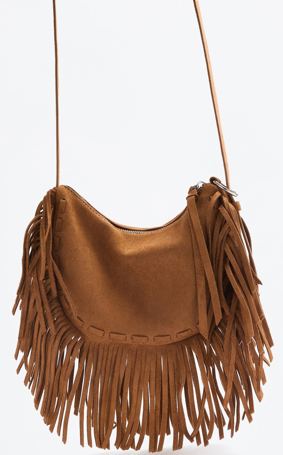 Bolso tipo bandolera con flecos y acabado efecto ante