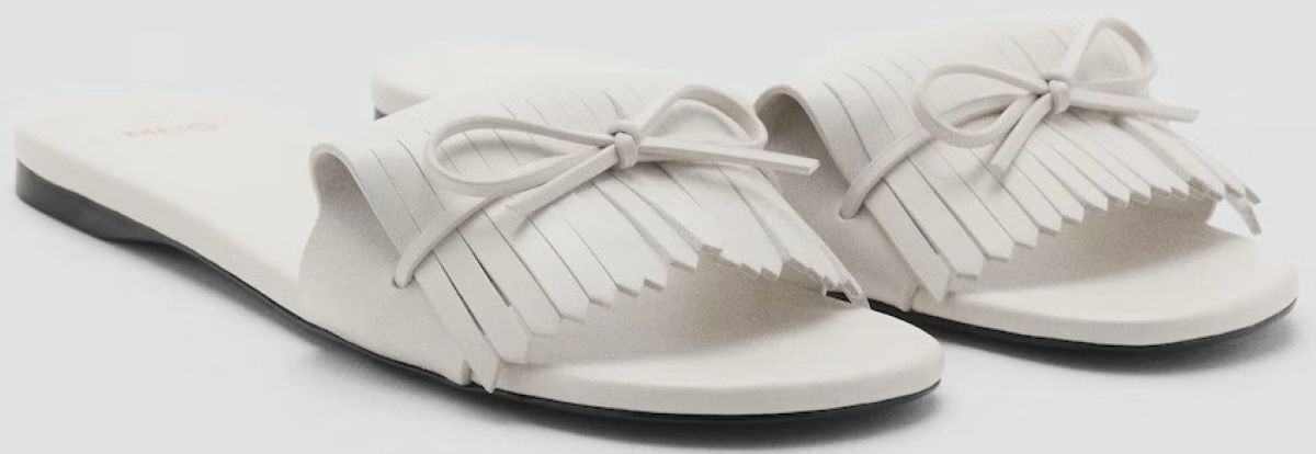 Sandalia flecos detalle lazo de Mango