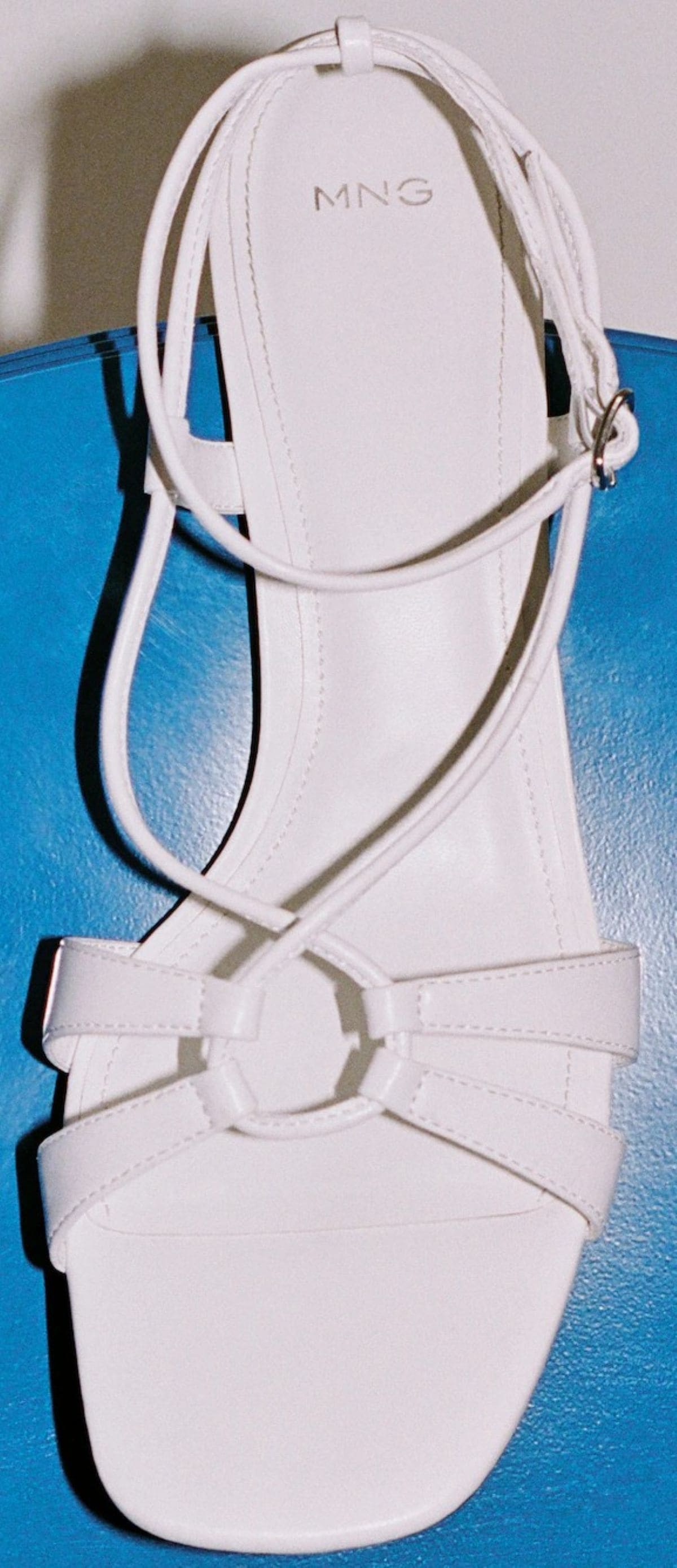 Sandalia tacón tiras combinadas de Mango