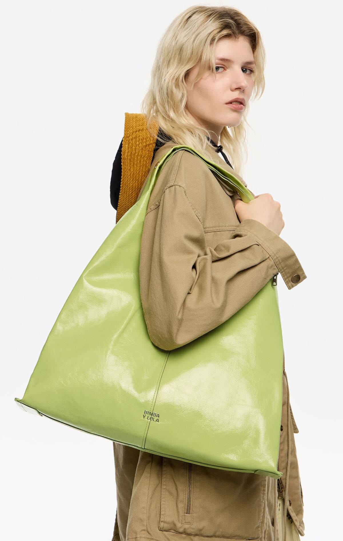 El nuevo bolso paper bikini maxi de piel en color lima de Bimba y Lola