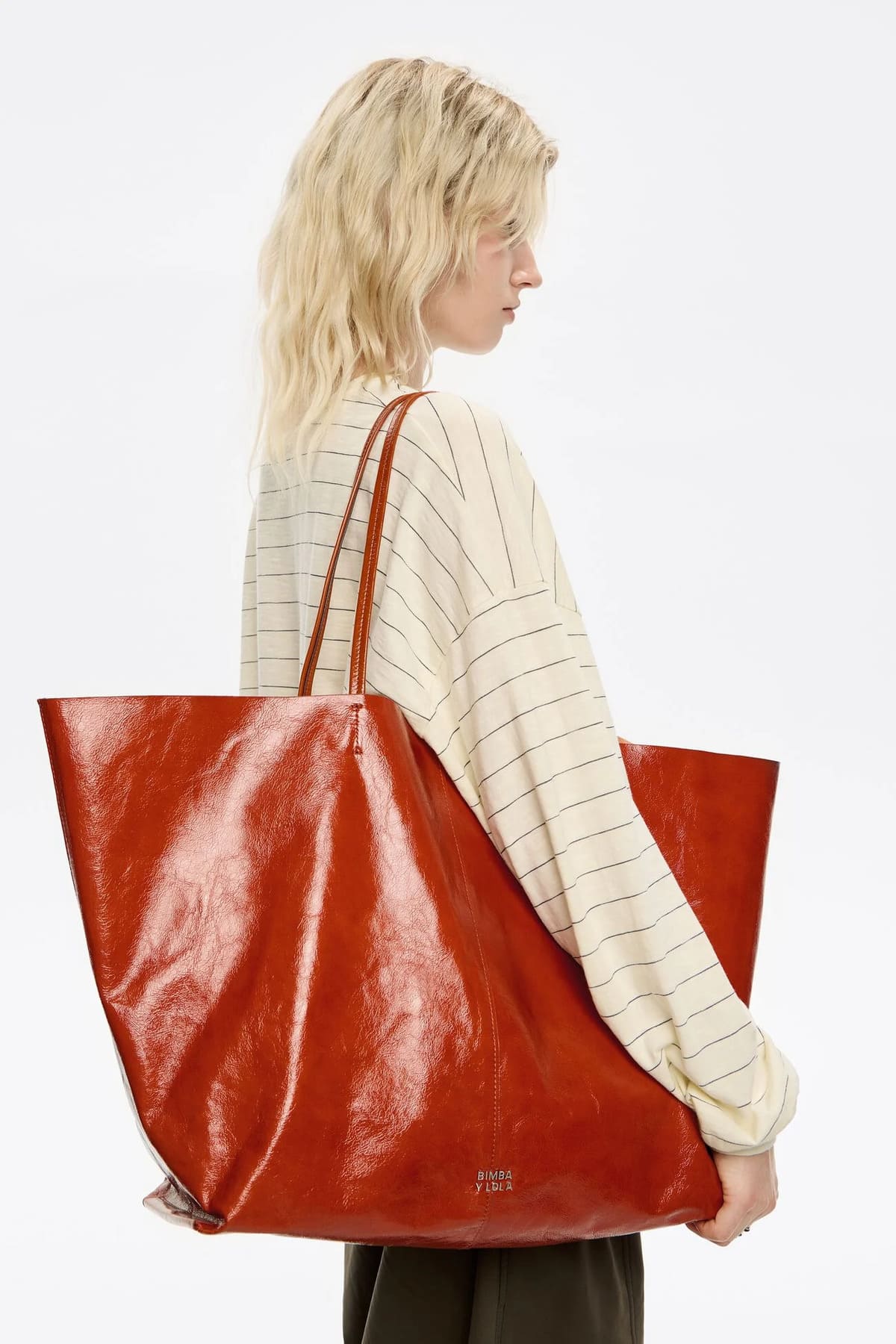 El nuevo bolso shopper maxi de piel en color naranja quemado de Bimba y Lola