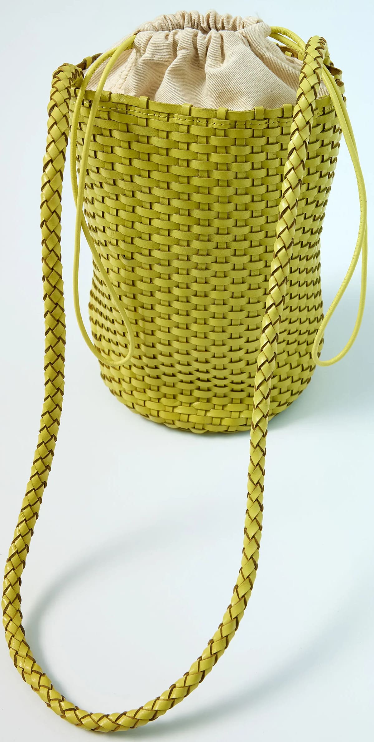 El nuevo bolso bombonera de piel en color amarillo de Parfois