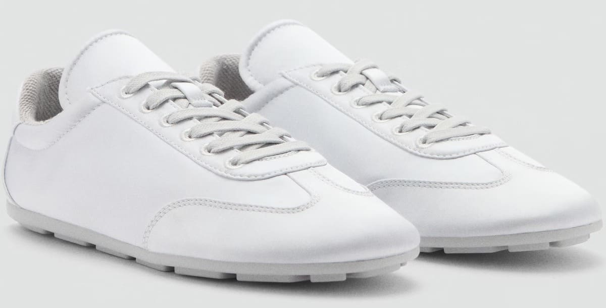 Las zapatillas deportivas satinadas con cordones en color plata de Mango