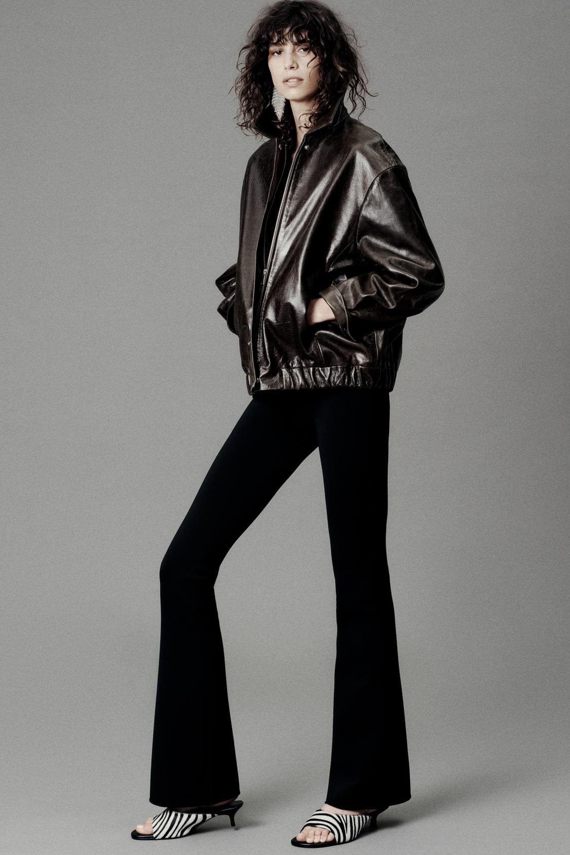 La chaqueta bomber de piel 100% ZW Collection Limited Edition en color botella de Zara