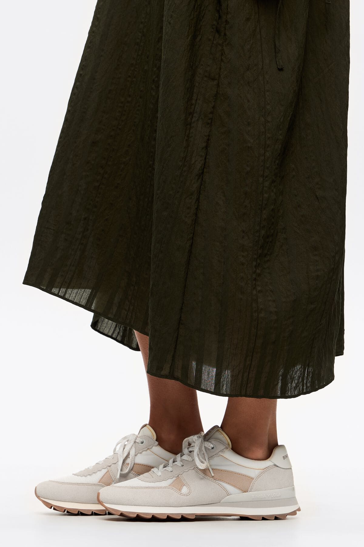 Las zapatillas deportivas técnicas 13 19 en color marfil de Bimba y Lola