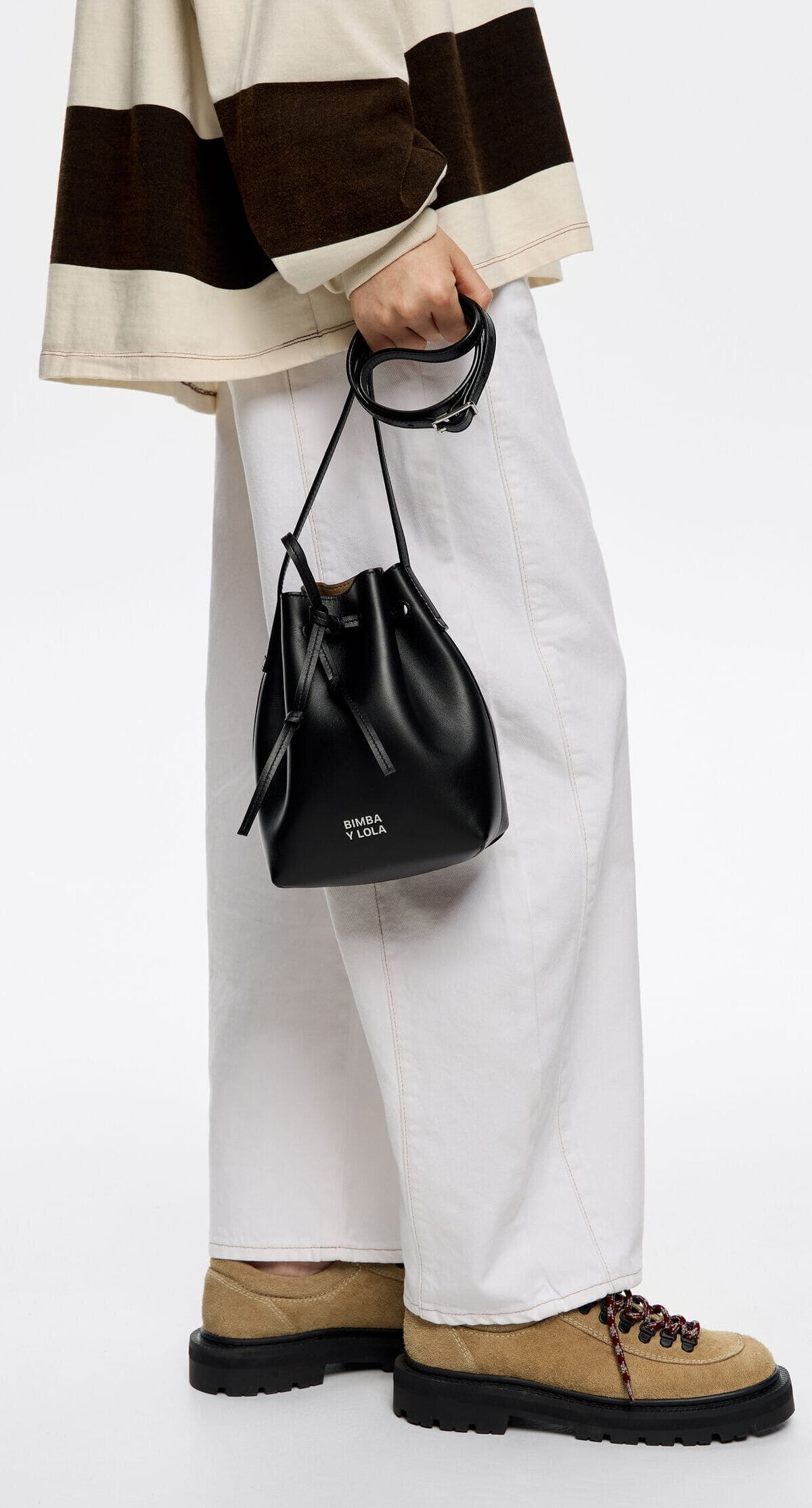 El nuevo bolso bucket de piel en color negro de Bimba y Lola