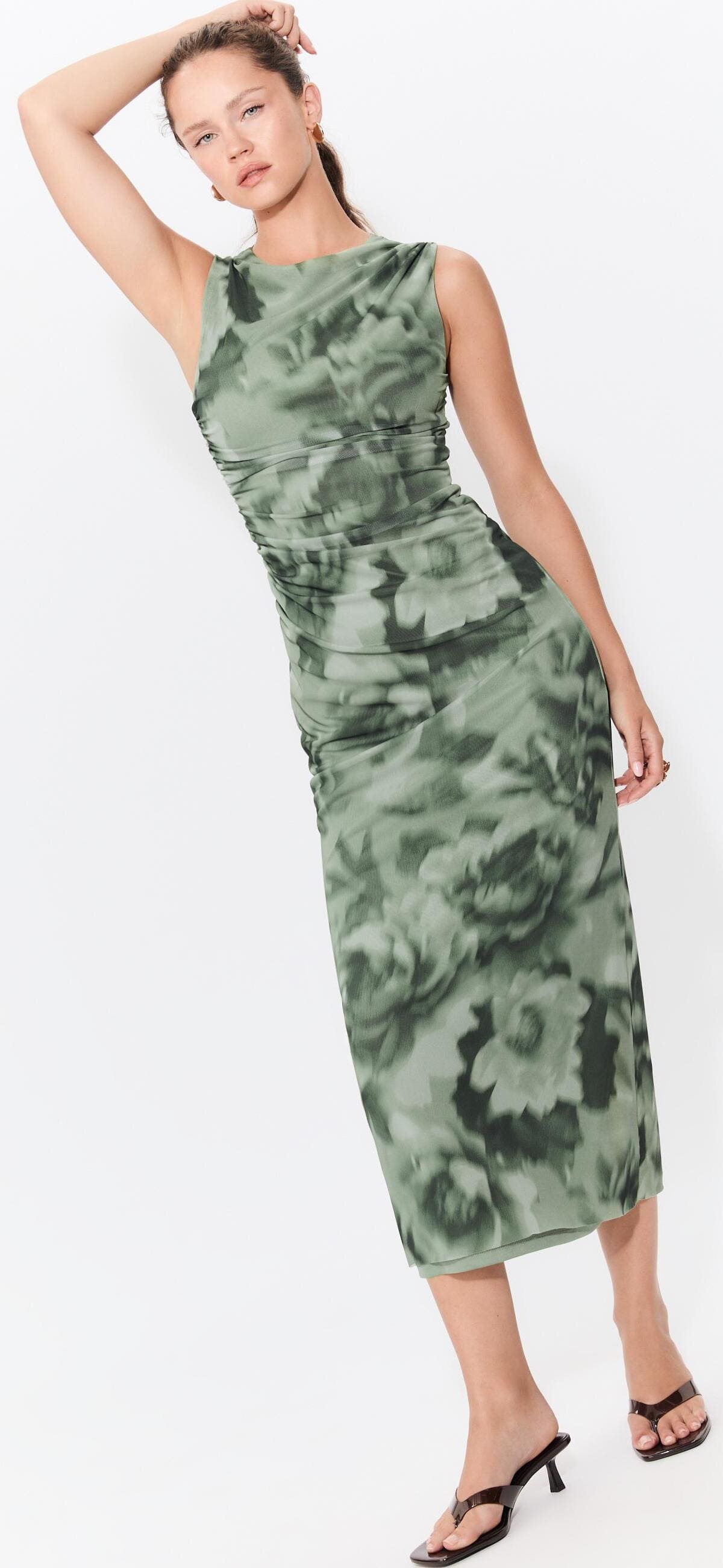 El vestido midi tul estampado en color caqui de Stradivarius